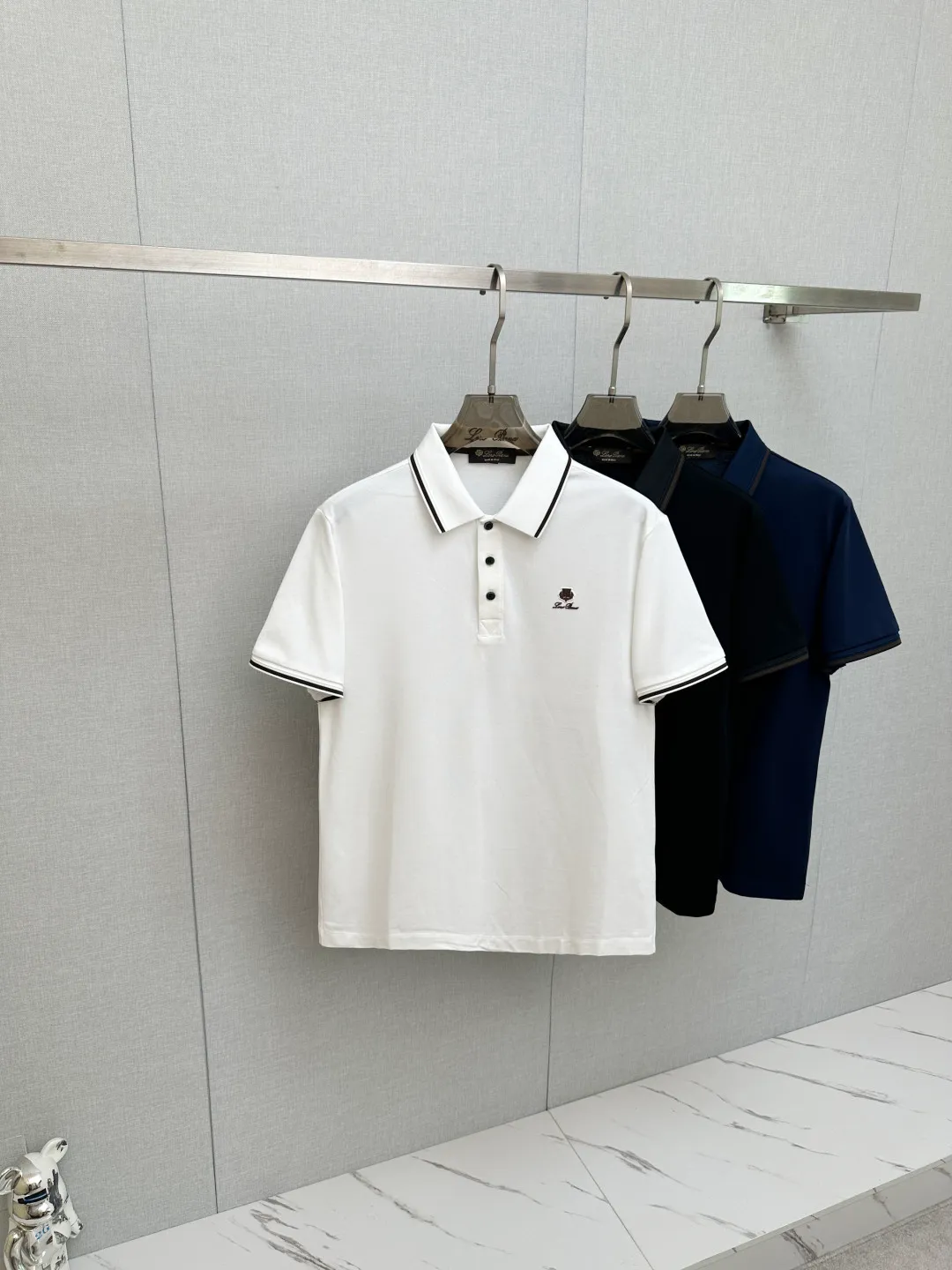 LP Spring and Summer New Arrival's first counter is the latest New Arrival lapel short-sleeved, refreshing and breathable. Premium customized design, avant-garde and fashionable! The brand logo is designed with heavy craftsmanship. It feels soft. It is comfortable to wear. It has exquisite counter-level stitching. It has fine workmanship. The upper body effect is incomparably handsome! A must-have item for a stylish man! Sizes:M-3XL